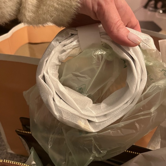 Brand New with tags! Micheal Kors purse “Sheila” in vanilla BEAUTIFUL! - Picture 13 of 13